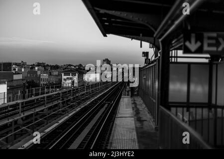 BROADWAY/MYRTLE AV, New York City, NY, USA, alla stazione della metropolitana di Myrtle Avenue a Brooklyn. LINEE J, Z, M. Foto Stock