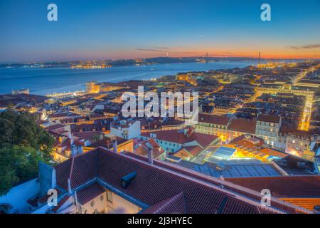 Vista al tramonto del paesaggio urbano di Lisbona con piazza Praca do Comercio, Portogallo. Foto Stock