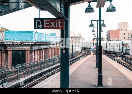 BROADWAY/MYRTLE AV, New York City, NY, USA, alla stazione della metropolitana di Myrtle Avenue a Brooklyn. LINEE J, Z, M. Foto Stock