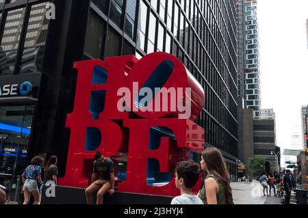 200 W 53rd ST, New York City, NY, USA, Hope Sculpture Red Love Street Foto Stock
