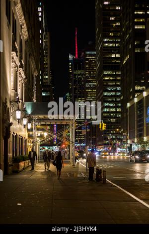 Midtown West, New York City, NY, USA, di notte accanto al rockefeller Center Foto Stock