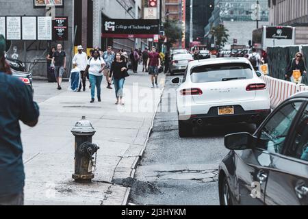 8 AV/W 31 ST, New York City, NY, USA, Cars passa un idrante del fuoco Foto Stock