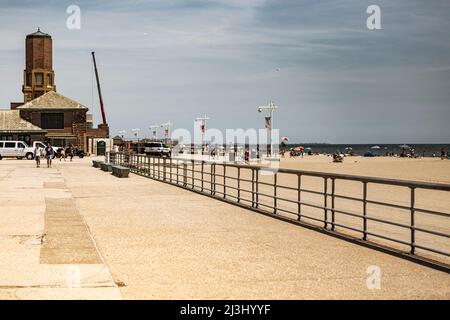 JACOB RIIS PARK RD/BATH HOUSE, New York City, NY, USA, una delle due torri di mattoni del bagno - un ex gioiello di mare e ora una fortezza art deco trascurata Foto Stock