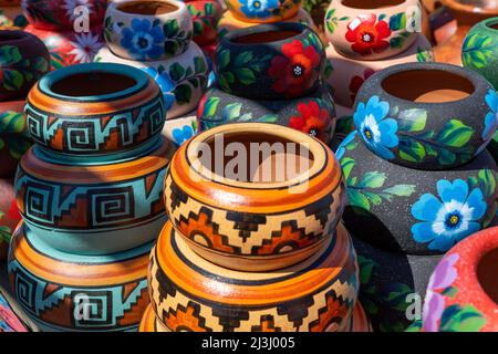 Varietà di pod in ceramica dipinta in stile messicano in un mercato di souvenir all'aperto per lo shopping in Messico. Foto Stock