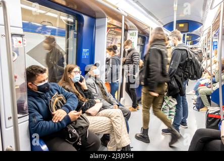 La gente commette i passeggeri all'interno della metropolitana di Madrid Foto Stock