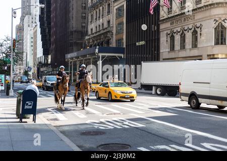 5 AVE/e 55 ST, New York City, NY, USA, NYPD unità montata con due ufficiali di pattuglia e cavalli in servizio sulla Fifth Avenue Foto Stock