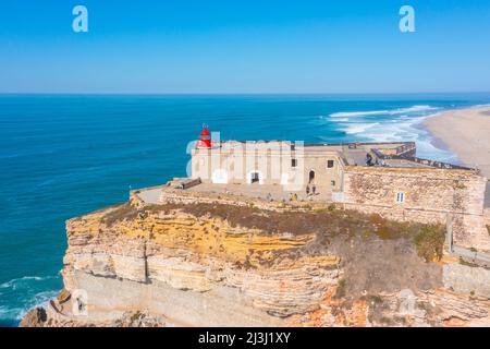 Forte de Sao Miguel Arcanjo nella città portoghese Nazare. Foto Stock