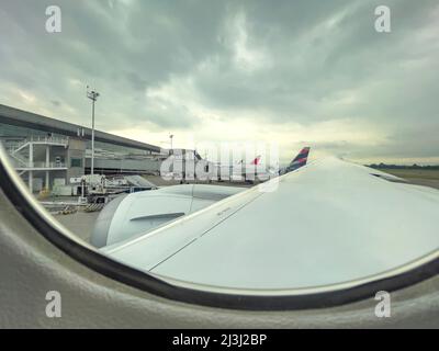 Aeroporto, viaggio, vista dalla finestra dell'aeroplano sopra l'ala Foto Stock