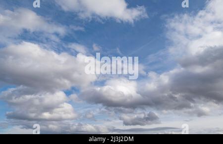 Nuvole di Cumulus, nuvole di cielo blu, Baviera, Germania, Europa Foto Stock