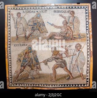 Secutor contro retiarius (un combattente della rete) Mosaic su calcare. 3rd secolo. Antica cultura ispanica-romana. Il pensiario Kalendio cattura il seculore Foto Stock