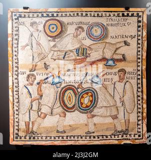 Battaglia del gladiatore romano. Mosaico. Terzo secolo. Roma antica. Due Eques affiancate da due lanistae. Museo Archeologico Nazionale, Madrid, Spagna Foto Stock