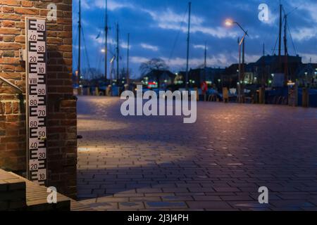 Vista del livello dell'acqua all'ora blu nel porto di Eckernförde, Germania Foto Stock