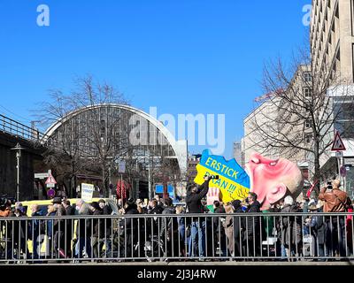 Manifestazione di pace contro la guerra Ucraina a Berlino, 13.03.2022 Foto Stock