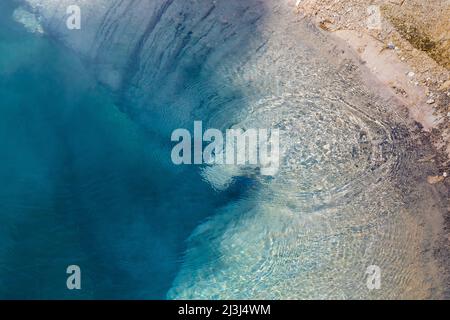 Caratteristiche termali nel bacino del geyser West Thumb lungo il lago di Yellowstone nel parco nazionale di Yellowstone, USA Foto Stock