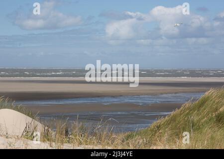 Vista sulle dune fino alla spiaggia di Langeoog, Germania Foto Stock