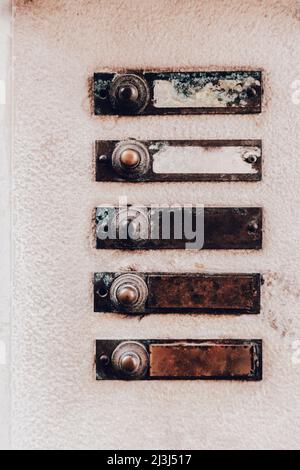 Campane dilatate su una parete della casa nel centro storico di Venezia in Veneto Foto Stock