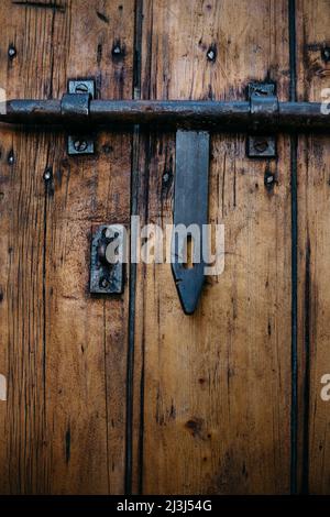 Bullone in metallo solido su una vecchia porta di legno a Maiorca, Spagna Foto Stock