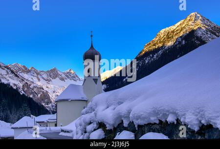 Hornbach in inverno, con la chiesa parrocchiale cattolica 'nostra Signora del buon consiglio' distretto Reutte in Tirolo, Austria, Europa Foto Stock