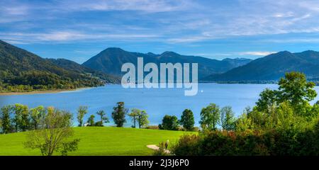 Tegernsee, Gmund am Tegernsee, vista panoramica nei pressi di Kaltenbrunn, sullo sfondo Wallberg e Setzberg, Germania, Baviera, Foto Stock