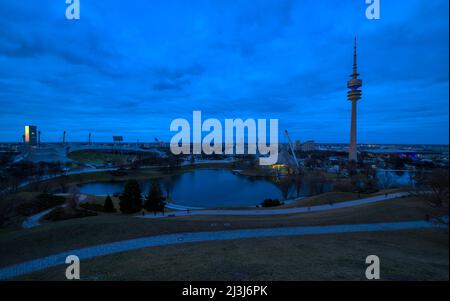 Vista dall'Olympiaberg con la Torre Olimpica, serata, capitale dello stato di Monaco, Baviera, Germania, Europa Foto Stock