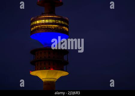 Vista dall'Olympiaberg con Torre Olimpica, illuminata in colori nazionali ucraini blu e giallo in occasione della guerra in Ucraina, BMW Welt e Allianz Arena, serata, capitale Monaco, Baviera, Germania, Europa Foto Stock