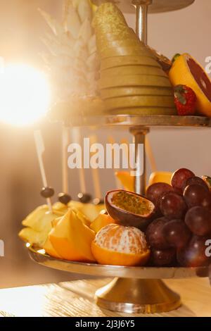 Frutta mista in piastra bianca isolata su sfondo bianco - stile alimentare sano. Foto Stock