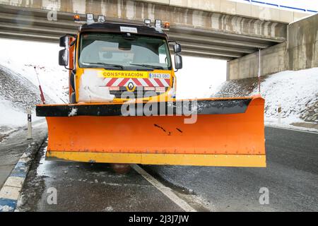 AGREDA, SPAGNA: 07/JAN/2018; manutenzione stradale Snowplow in Agreda, provincia di Soria, Spagna Foto Stock