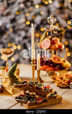 Immagine sfocata di diversi tipi di bruschetta con formaggio e frutta in una scatola di cartone. Concetto di cibo di takeaway.Servizio di Fotografia di Catering. Foto Stock