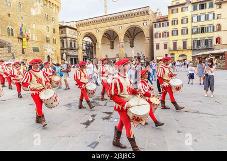 Partecipanti alla sfilata di Calcio storico Fiorentino, Piazza della Signoria, Firenze, Toscana, Italia Foto Stock