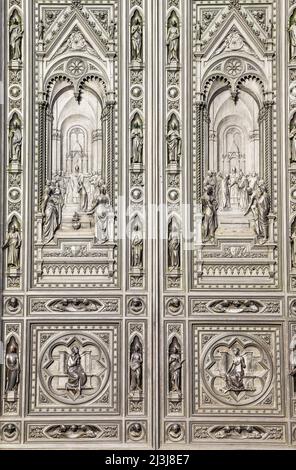 Porta di ingresso del Duomo di Santa Maria del Fiore, Firenze, Toscana, Italia, Europa Foto Stock