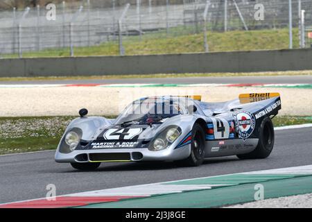 Scarperia, 3 aprile 2022: Porsche 917K Team Martini Racing anno 1971 ex V.Elford - G.Van Lennep in azione durante il Mugello Classic 2022 al Mugello Circui Foto Stock