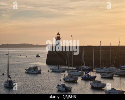 Il porto e faro di Erquy all'ora d'oro nel dipartimento di Côtes-d'Armor in Bretagna, Francia Foto Stock