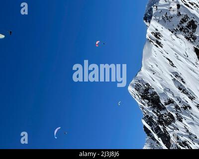 Stazione sciistica Kappl nella valle di Paznaun, parapendio sulle cime montane, montagne innevate, natura, montagne, inverno, Cielo blu, valle di Paznaun, Galtür, Ischgl, Kappl, Tirolo, Austria Foto Stock