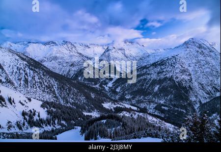 Inverno nevoso valle Bschlaber dopo il tramonto all'ora blu. Alpi Lechtal, Tirolo, Austria, Europa Foto Stock