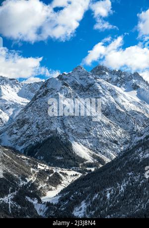 La valle innevata di Bschlaber con il villaggio di montagna Boden in una giornata di sole in inverno. Alpi Lechtal, Tirolo, Austria, Europa Foto Stock