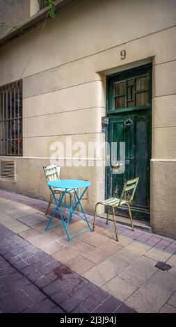 Tavolo e sedie da caffè indipendenti a Montpellier. Foto Stock