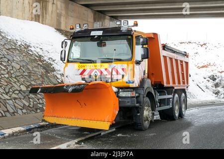 AGREDA, SPAGNA: 07/JAN/2018; manutenzione stradale Snowplow in Agreda, provincia di Soria, Spagna Foto Stock