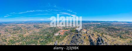 Veduta aerea del castello nella città di Monsanto in Portogallo Foto Stock