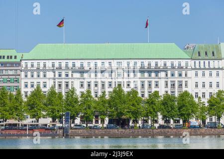 Vista su New Jungfernstieg e Binnenalster con Hotel Vier Jahreszeiten, Amburgo, Germania, Europa Foto Stock