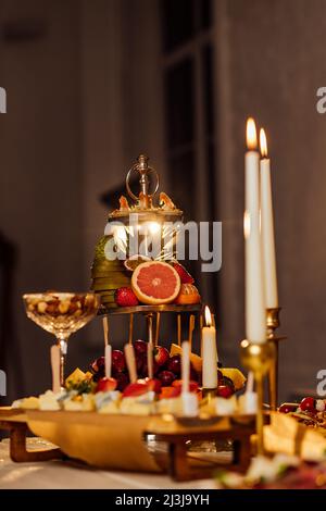 Felice giovane coppia in amore abbracciando tenere bicchieri, bere vino, celebrare San Valentino cena a casa insieme, avendo romantica cena data wit Foto Stock