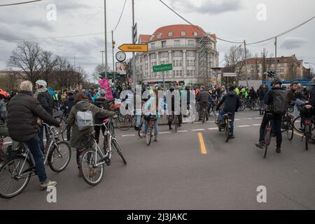 Circa 500 ciclisti si sono dimostrati contrari all'ulteriore costruzione del A100, che ha portato ad un'estensione dell'autostrada a Berlino. La manifestazione è iniziata il 8 aprile 2022 presso il Ministero federale dei trasporti. Da anni a Berlino si è verificata una disputa sull'estensione del A100. L'autostrada federale 100, Bundesautobahn 100, racchiude parzialmente il centro della capitale tedesca Berlino, che parte dal quartiere Wedding di Berlino-Mitte attraverso Charlottenburg-Wilmersdorf e Tempelhof-Schöneberg fino a Neukölln. L'Autobahn del A100 è stato costruito nel 1958. (Foto di Michael Kuenne/PRESSCOV/SIP Foto Stock