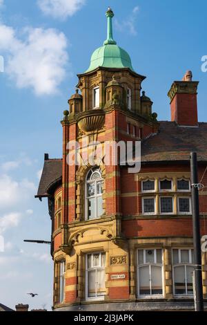 Wigan, Inghilterra - Regno Unito - 22nd marzo 2022: Bell'edificio in mattoni nel centro della città inglese. Foto Stock