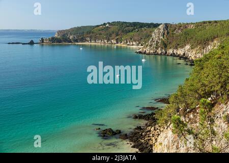 Costa vicino Morgat, vista sulla baia di Pointe de Saint-Hernot chiamato anche Ile Vierge, Francia, Bretagna, Dép. Finistère, Presqu'Ile de Crozon Foto Stock