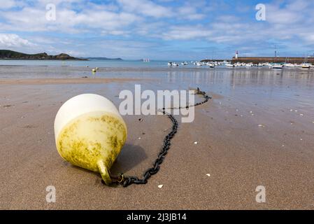 Buoy sulla spiaggia di Erquy, sullo sfondo il porto, Francia, Bretagna, Département Côtes d'Armor, Côte de Penthièvre Foto Stock