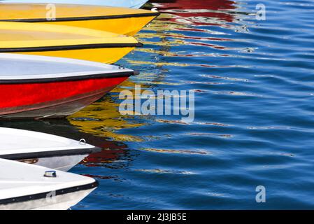 Barche colorate affiancate in uno dei canali d'acqua di Venezia, riflesse nell'acqua, Italia, Veneto Foto Stock