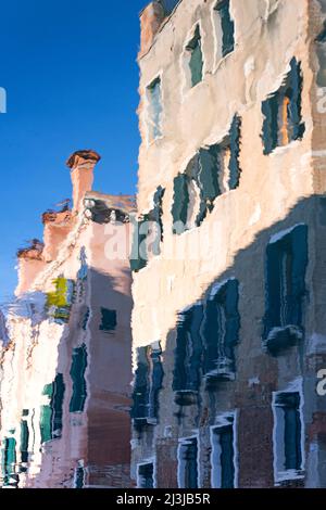 Facciate di case riflesse nell'acqua, Italia, Veneto, Venezia Foto Stock