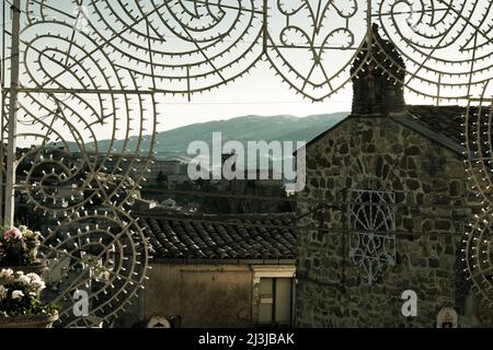 chiesa di San Sebastiano e luci festive nel centro storico di Nicosia, in Sicilia Foto Stock