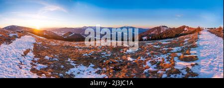 Semmering, montagne Schneeberg, Rax, montagna Sonnwendstein (a sinistra), tramonto nelle Alpi di Vienna, bassa Austria, Austria Foto Stock