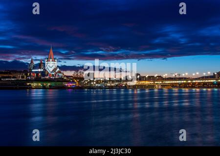 Vienna, fiume Danubio, chiesa Franz-von-Assisi-Kirche, ponte 'Reichsbrücke' nel 02. Distretto Leopoldstadt, Austria Foto Stock