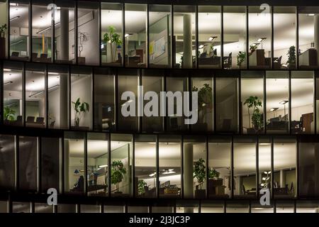 Vienna, edificio di uffici dall'esterno, scrivanie, sede OMV nel 02. Distretto Leopoldstadt, Austria Foto Stock